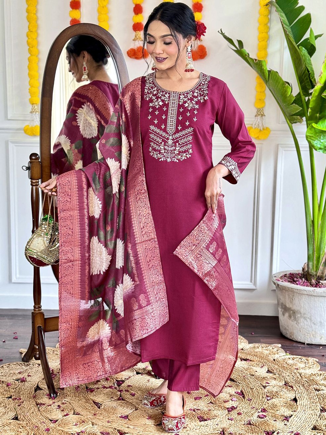 DIVASTRI Women Floral Embroidered Regular Thread Work Kurta with Trousers & With Dupatta, Maroon
DIVASTRI Women Floral Embroidered Regular Thread Work Kurta with Trousers & With Dupatta, Maroon