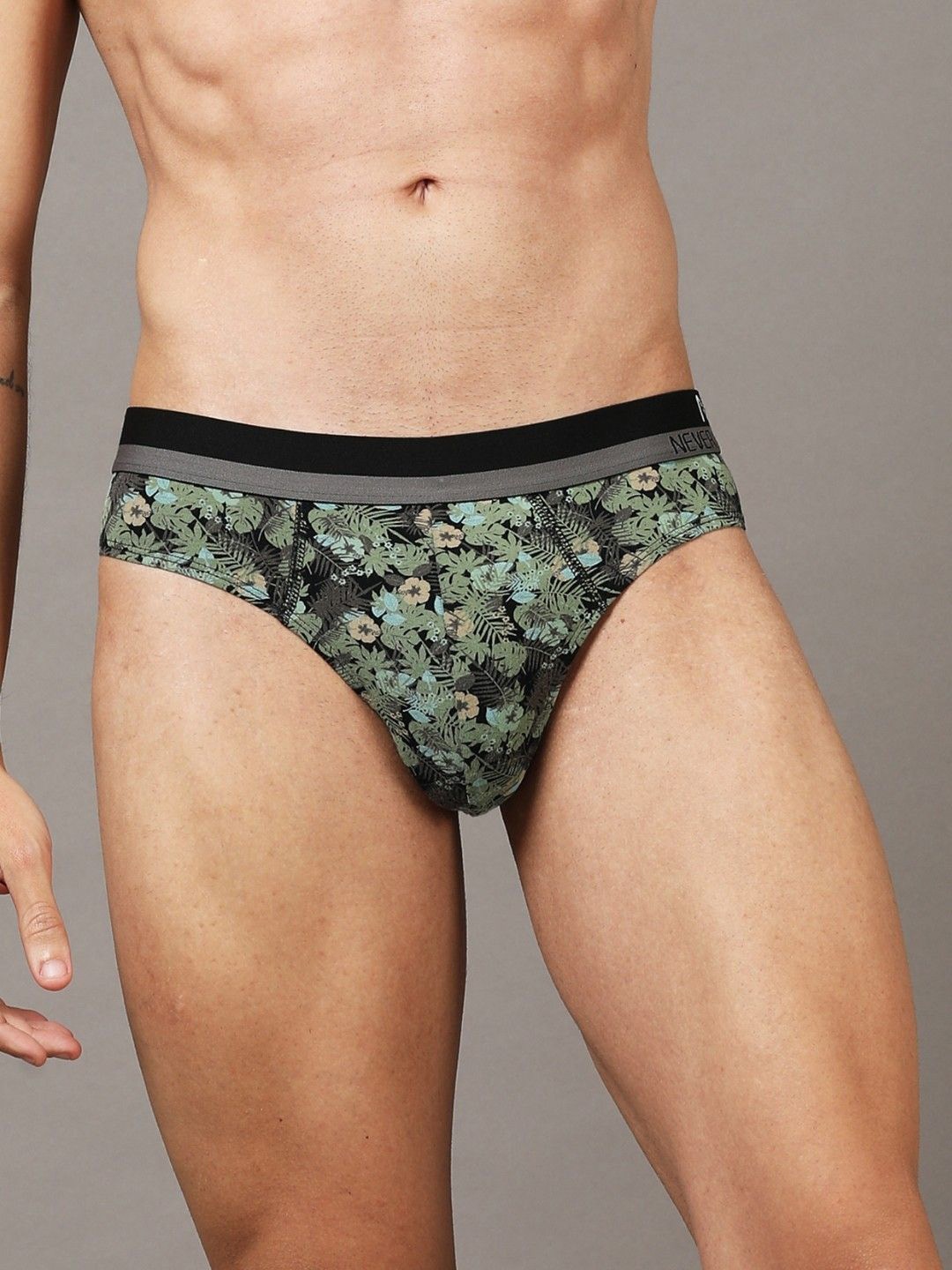 NEVER NEUD Printed Anti-Bacterial & Moisture Wicking Mid- Rise Basic Brief NN01-M801-S, Green
NEVER NEUD Printed Anti-Bacterial & Moisture Wicking Mid- Rise Basic Brief NN01-M801-S, Green