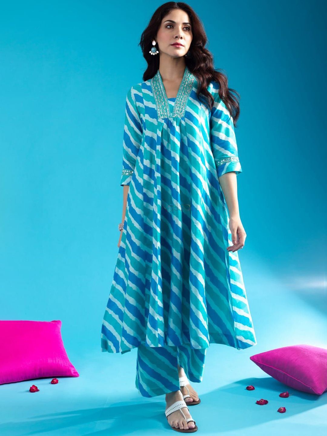 DIVASTRI Leheriya Printed V-Neck Sequinned A-Line Kurta with Trousers, Turquoise blue
DIVASTRI Leheriya Printed V-Neck Sequinned A-Line Kurta with Trousers, Turquoise blue