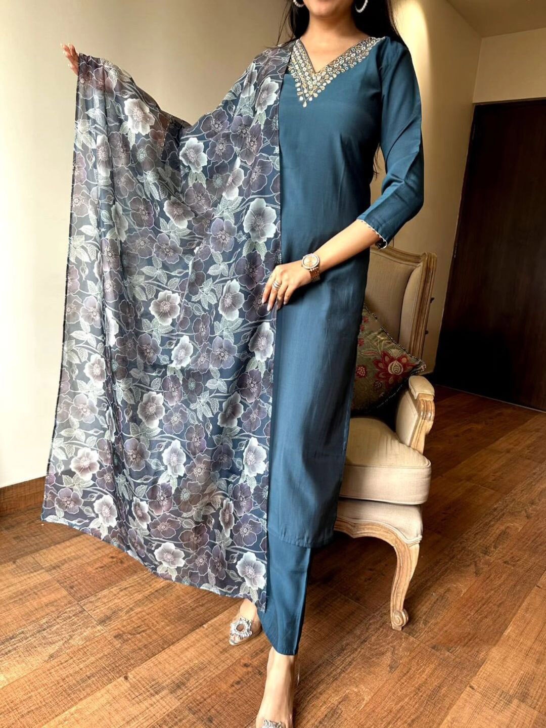 DIVASTRI Ethnic Motifs Embroidered Gotta Patti Straight Kurta With Trousers And Dupatta, Grey
DIVASTRI Ethnic Motifs Embroidered Gotta Patti Straight Kurta With Trousers And Dupatta, Grey
