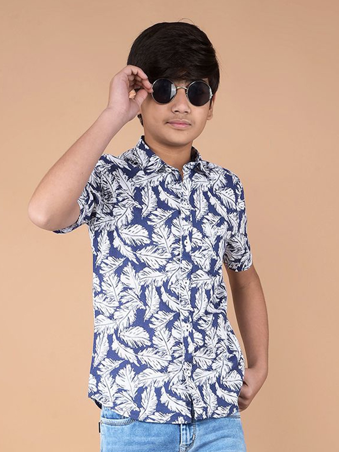 Crimsoune Club Boys Classic Fit Spread Collar Floral Printed Cotton Casual Shirt, Navy blue
Crimsoune Club Boys Classic Fit Spread Collar Floral Printed Cotton Casual Shirt, Navy blue