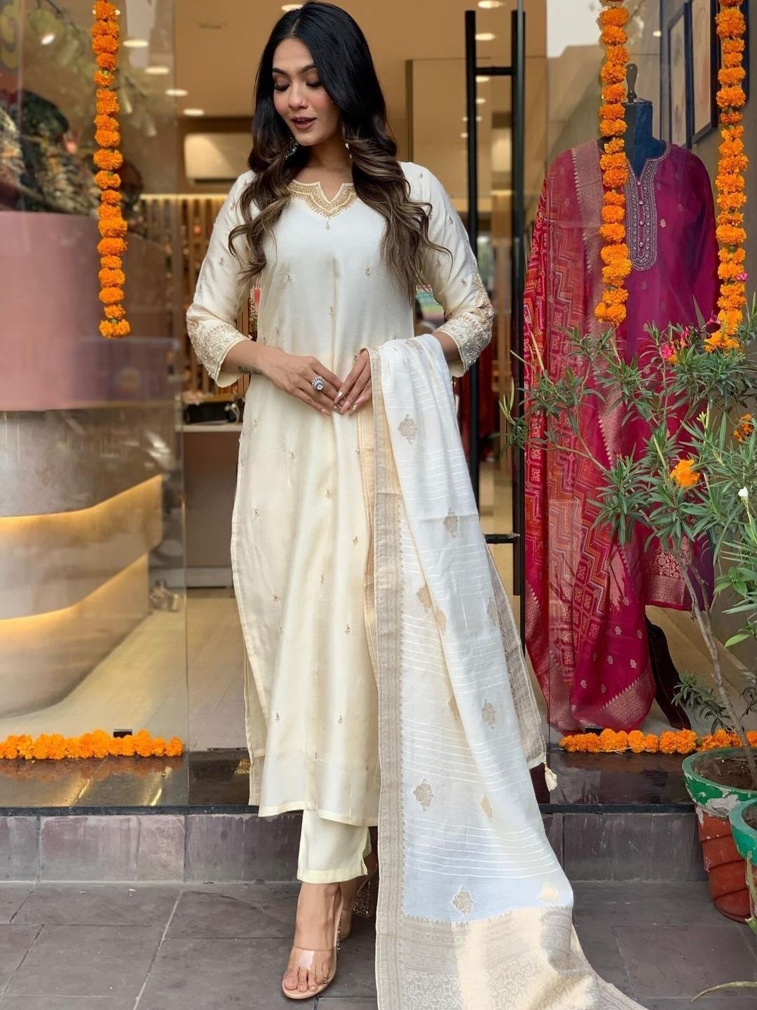 DIVASTRI Ethnic Motifs Embroidered Thread Work Straight Kurta with Trouser & Dupatta, Cream
DIVASTRI Ethnic Motifs Embroidered Thread Work Straight Kurta with Trouser & Dupatta, Cream