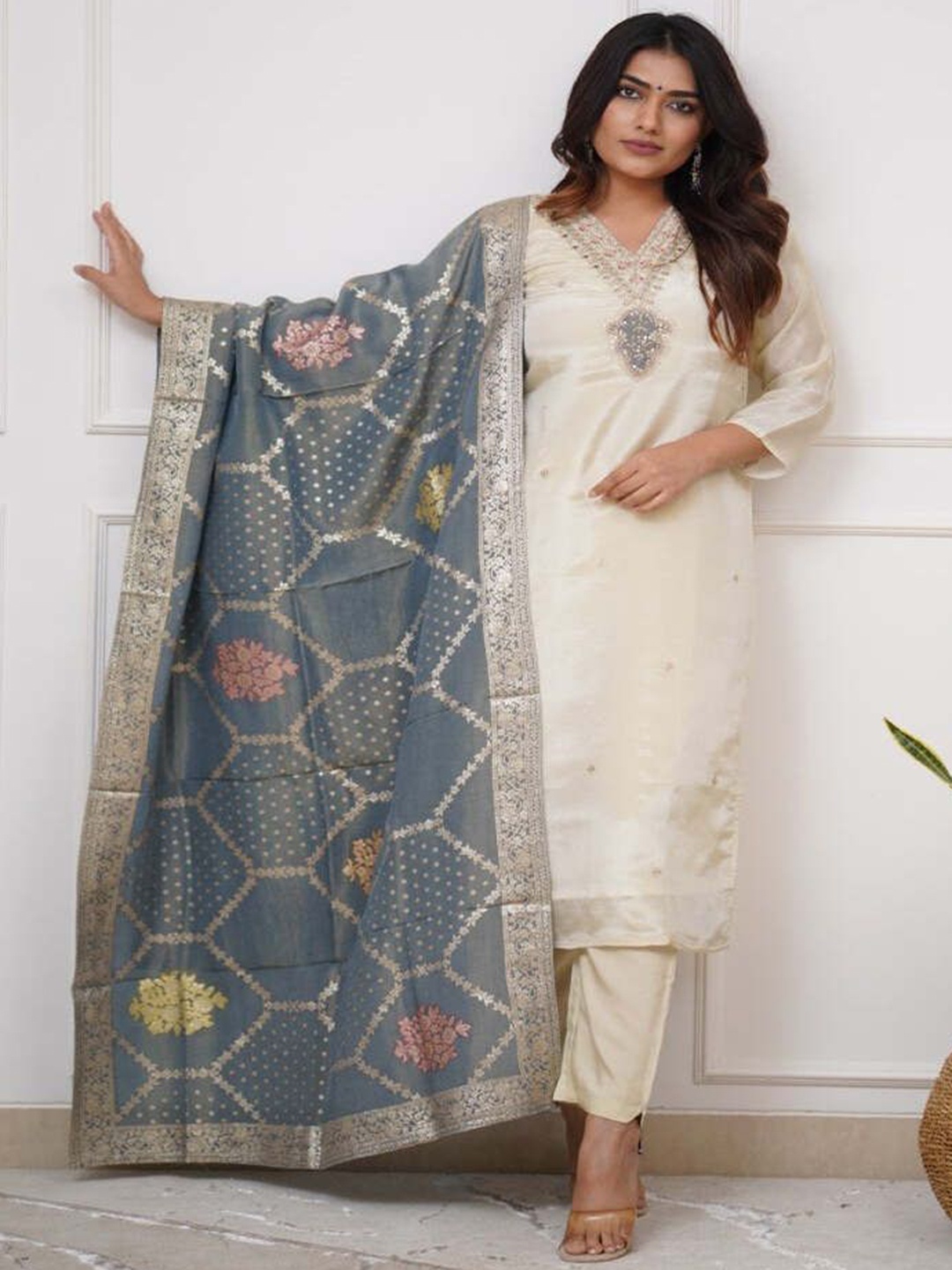 DIVASTRI Floral Embroidered Sequinned V-Neck Straight Kurta With Trousers & Dupatta, Off white
DIVASTRI Floral Embroidered Sequinned V-Neck Straight Kurta With Trousers & Dupatta, Off white