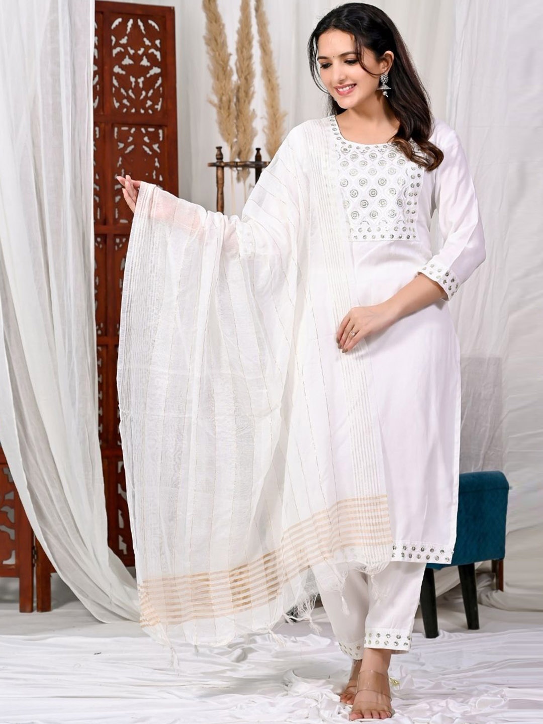 KARAGRE Geometric Embroidered Sequinned Straight Kurta With Trouser And Dupatta, White
KARAGRE Geometric Embroidered Sequinned Straight Kurta With Trouser And Dupatta, White