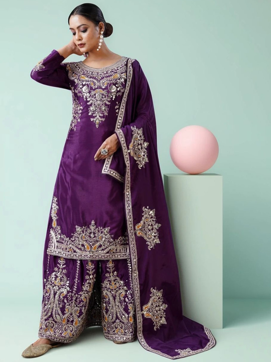 BHARODIYA ENTERPRISES Floral Embroidered Sequinned Straight Kurta With Palazzos & Dupatta, Purple
BHARODIYA ENTERPRISES Floral Embroidered Sequinned Straight Kurta With Palazzos & Dupatta, Purple