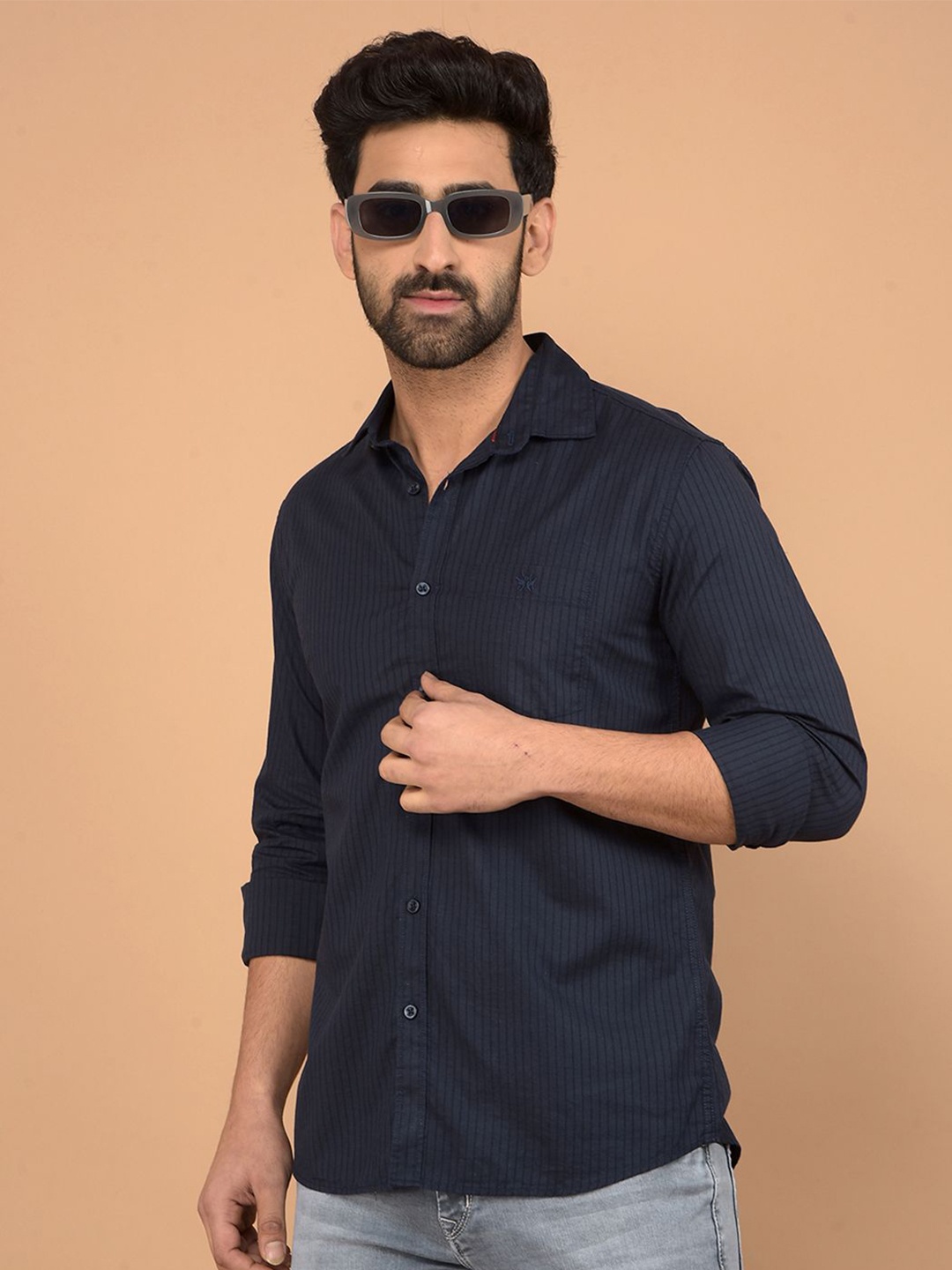 Crimsoune Club Men Classic Slim Fit Spread Collar Vertical Striped Cotton Casual Shirt, Navy blue
Crimsoune Club Men Classic Slim Fit Spread Collar Vertical Striped Cotton Casual Shirt, Navy blue