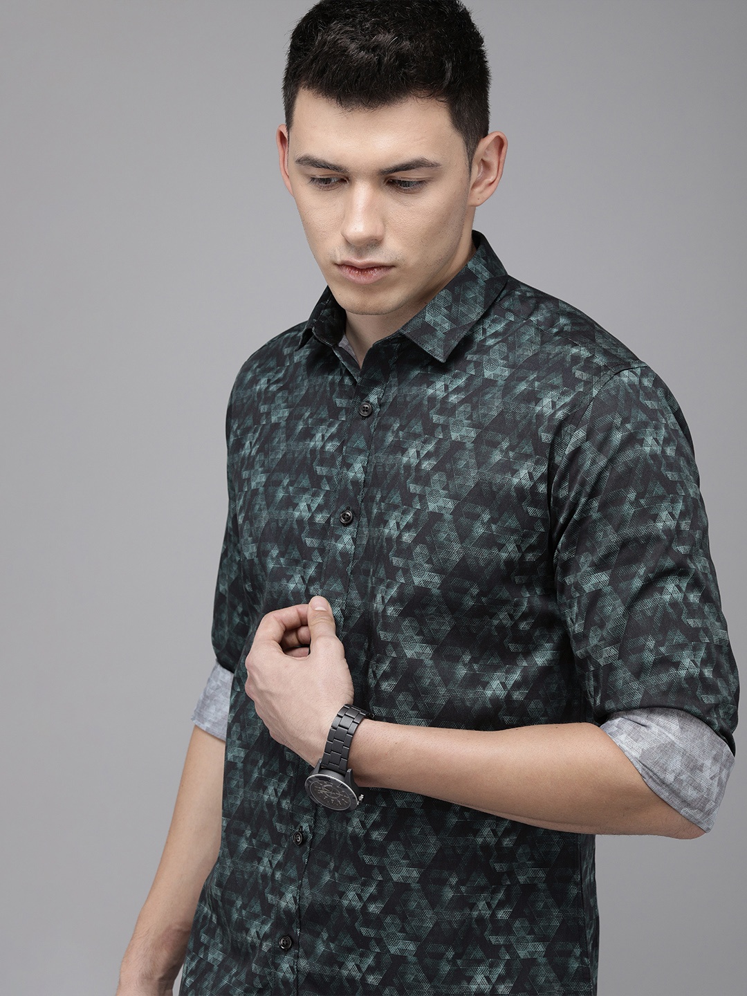V Dot Men Black & Green Geometric Printed Standard Slim Fit Pure Cotton Casual Shirt
V Dot Men Black & Green Geometric Printed Standard Slim Fit Pure Cotton Casual Shirt