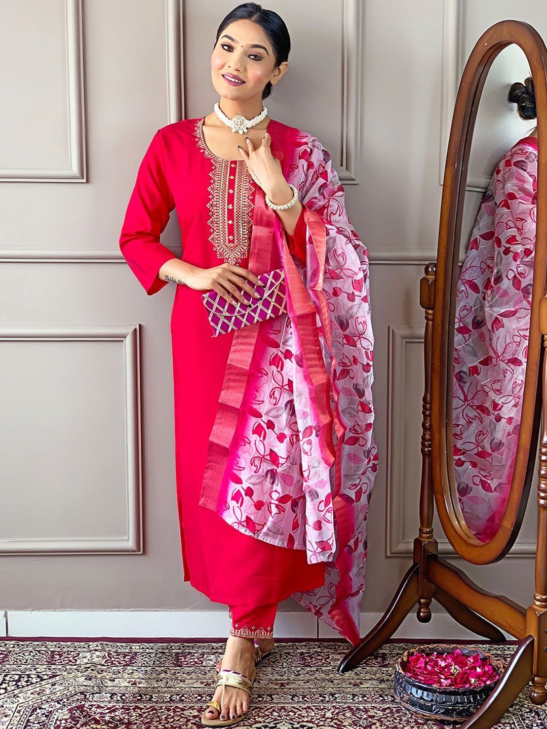 DIVASTRI Ethnic Motifs Embroidered Sequinned Round Neck Kurta With Trousers & Dupatta, Pink
DIVASTRI Ethnic Motifs Embroidered Sequinned Round Neck Kurta With Trousers & Dupatta, Pink