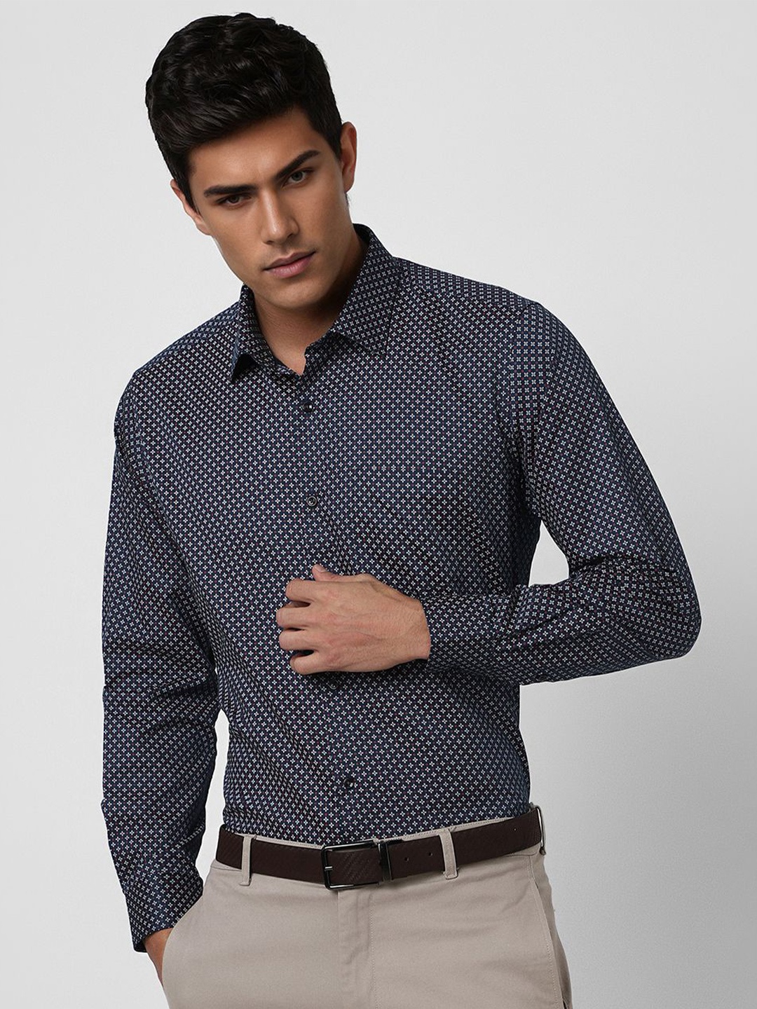 Van Heusen Men Regular Fit Spread Collar Floral Printed Cotton Formal Shirt, Navy blue
Van Heusen Men Regular Fit Spread Collar Floral Printed Cotton Formal Shirt, Navy blue