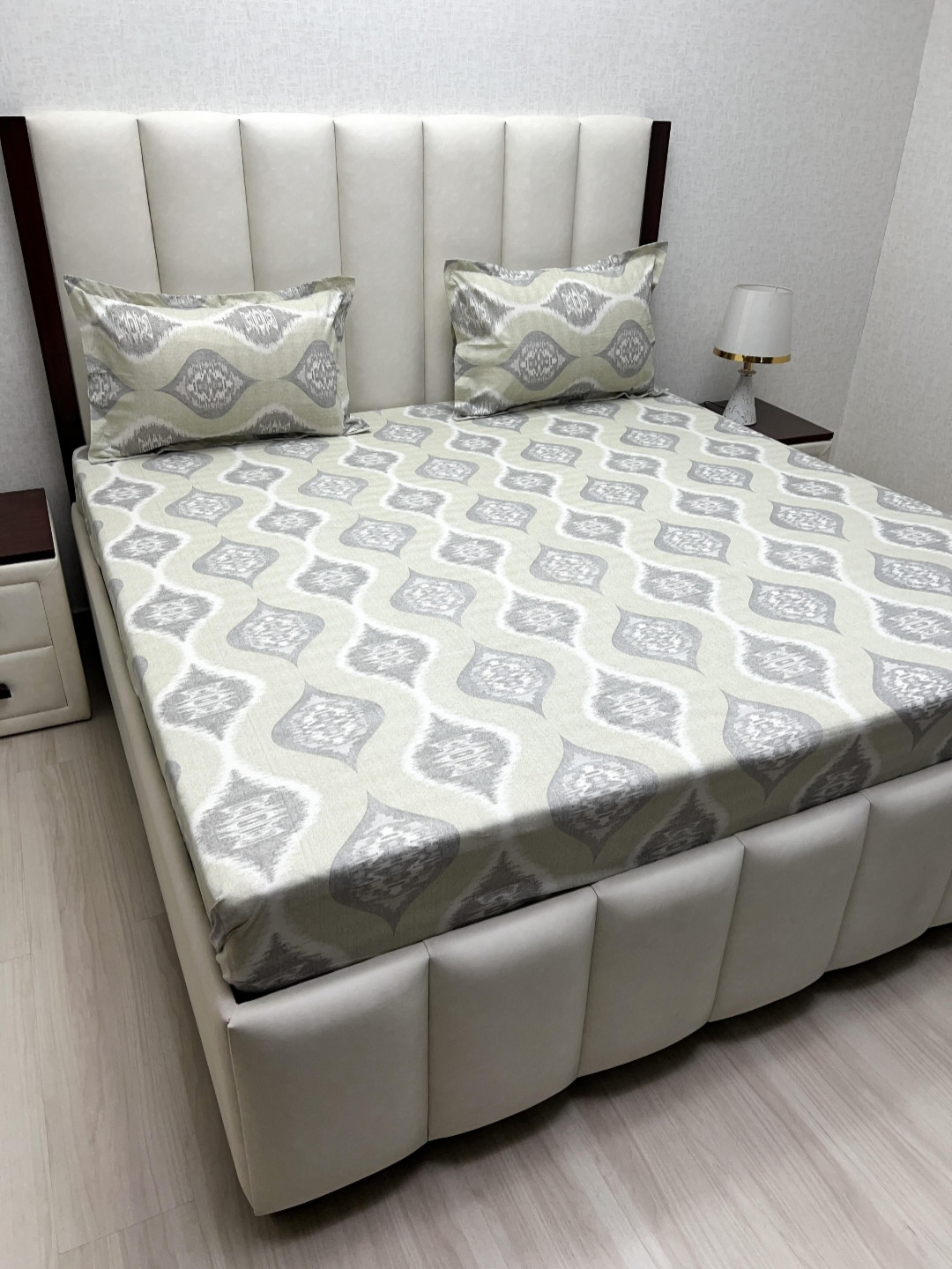 Pure Decor Velar Fur Sib Black & White 300 TC Cotton King Bedsheet Set-2.74 m x 2.74 m
Pure Decor Velar Fur Sib Black & White 300 TC Cotton King Bedsheet Set-2.74 m x 2.74 m