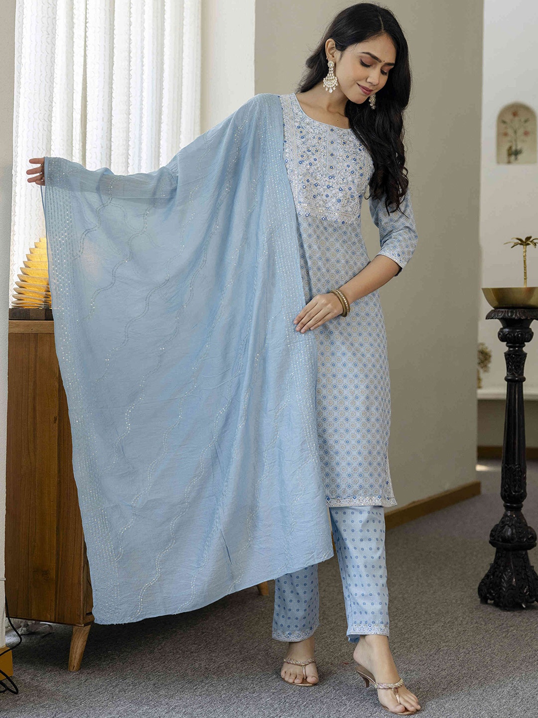 Gauric creation Floral Embroidered Pure Cotton Straight Kurta With Trouser & Dupatta, Blue
Gauric creation Floral Embroidered Pure Cotton Straight Kurta With Trouser & Dupatta, Blue