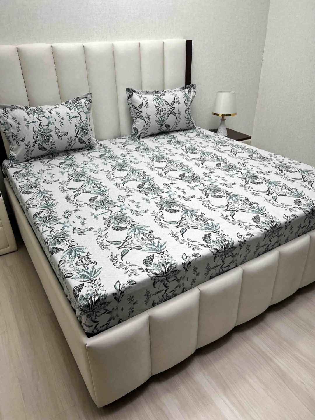 Pure Decor Blue & White Printed Cotton 240 TC King Bedsheet Sets - 2.74 m x 2.74 m
Pure Decor Blue & White Printed Cotton 240 TC King Bedsheet Sets - 2.74 m x 2.74 m