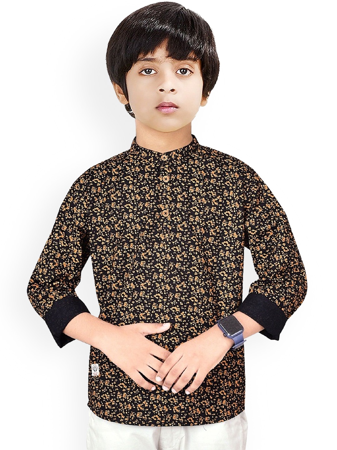 MADE IN THE SHADE Boys Abstract Printed Mandarin Collar Pure Cotton Short Kurta, Black
MADE IN THE SHADE Boys Abstract Printed Mandarin Collar Pure Cotton Short Kurta, Black