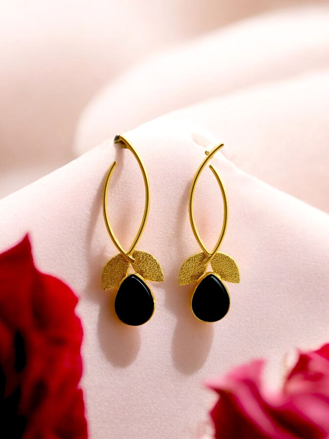 TISHUL JEWELS Gold-Plated Artificial Stones Studded Enamelled Classic Drop Earrings
TISHUL JEWELS Gold-Plated Artificial Stones Studded Enamelled Classic Drop Earrings