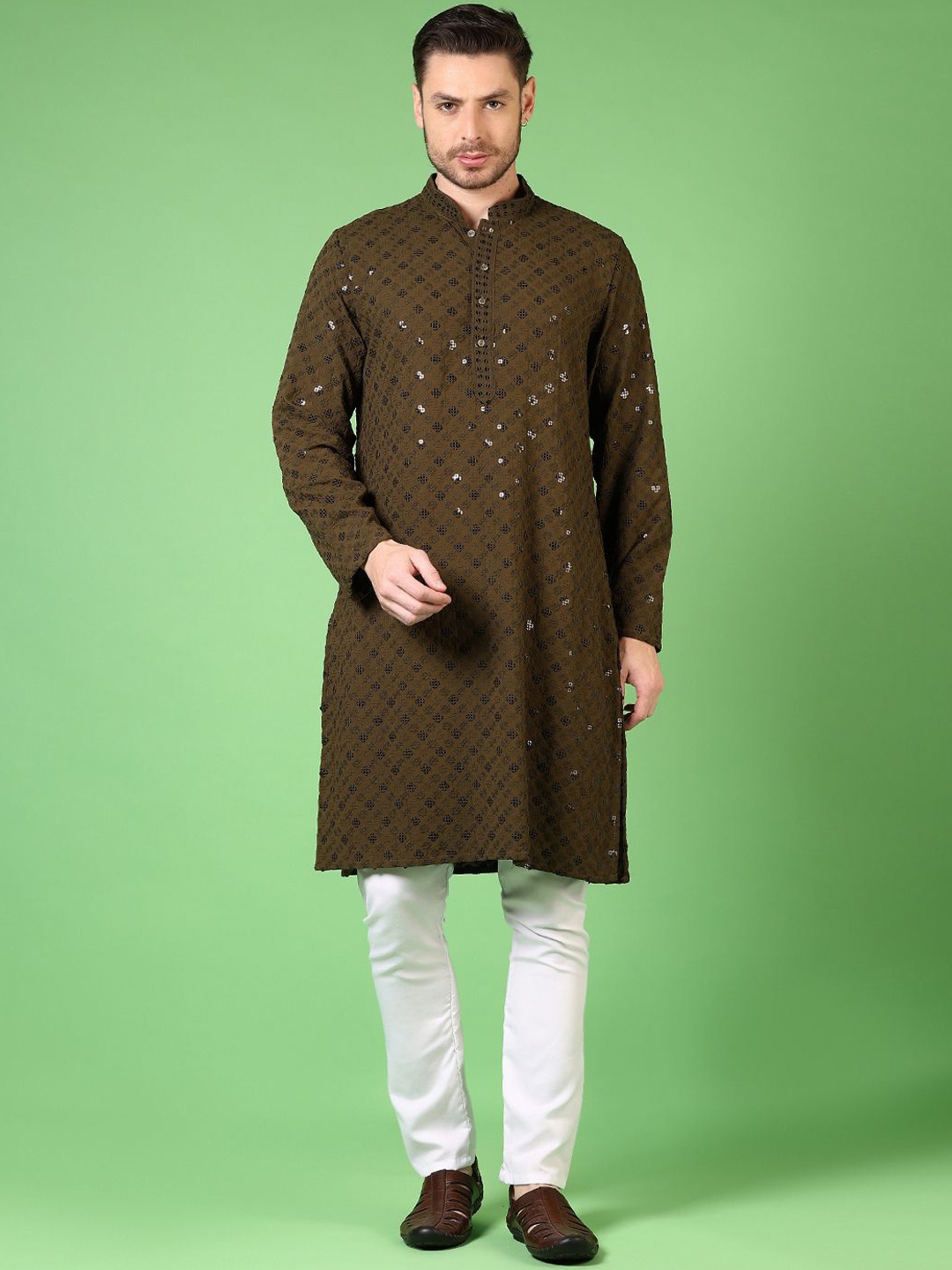 V-Mart Floral Embroidered Sequinned Work Mandarin Collar Straight Kurta With Pyjamas, Green
V-Mart Floral Embroidered Sequinned Work Mandarin Collar Straight Kurta With Pyjamas, Green