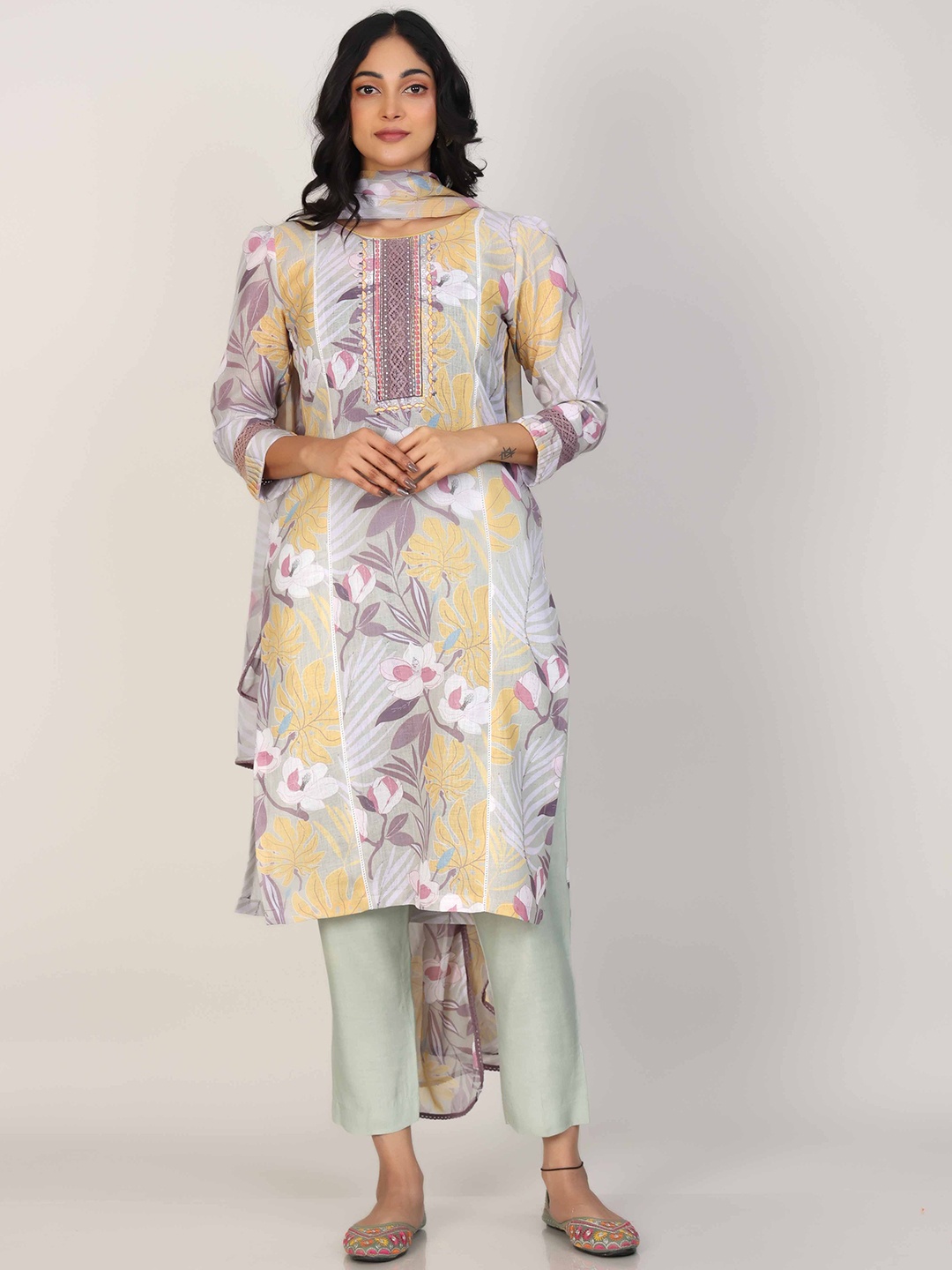 Hassu's Floral Printed Boat Neck Linen Straight Kurta With Trousers & Dupatta, Green
Hassu's Floral Printed Boat Neck Linen Straight Kurta With Trousers & Dupatta, Green