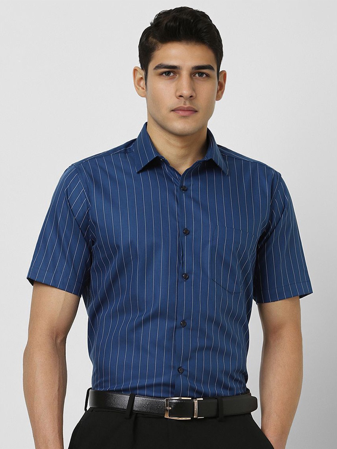 Van Heusen Men Regular Fit Spread Collar Vertical Striped Cotton Formal Shirt, Navy blue
Van Heusen Men Regular Fit Spread Collar Vertical Striped Cotton Formal Shirt, Navy blue