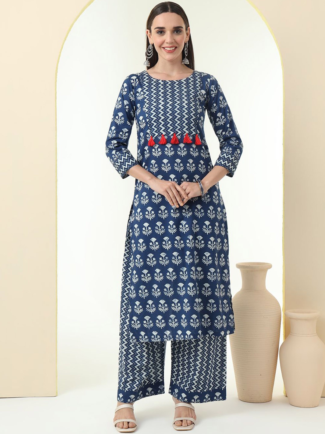 Tissu Floral Printed Round Neck Straight Pure Cotton Kurta With Palazzos, Navy blue
Tissu Floral Printed Round Neck Straight Pure Cotton Kurta With Palazzos, Navy blue