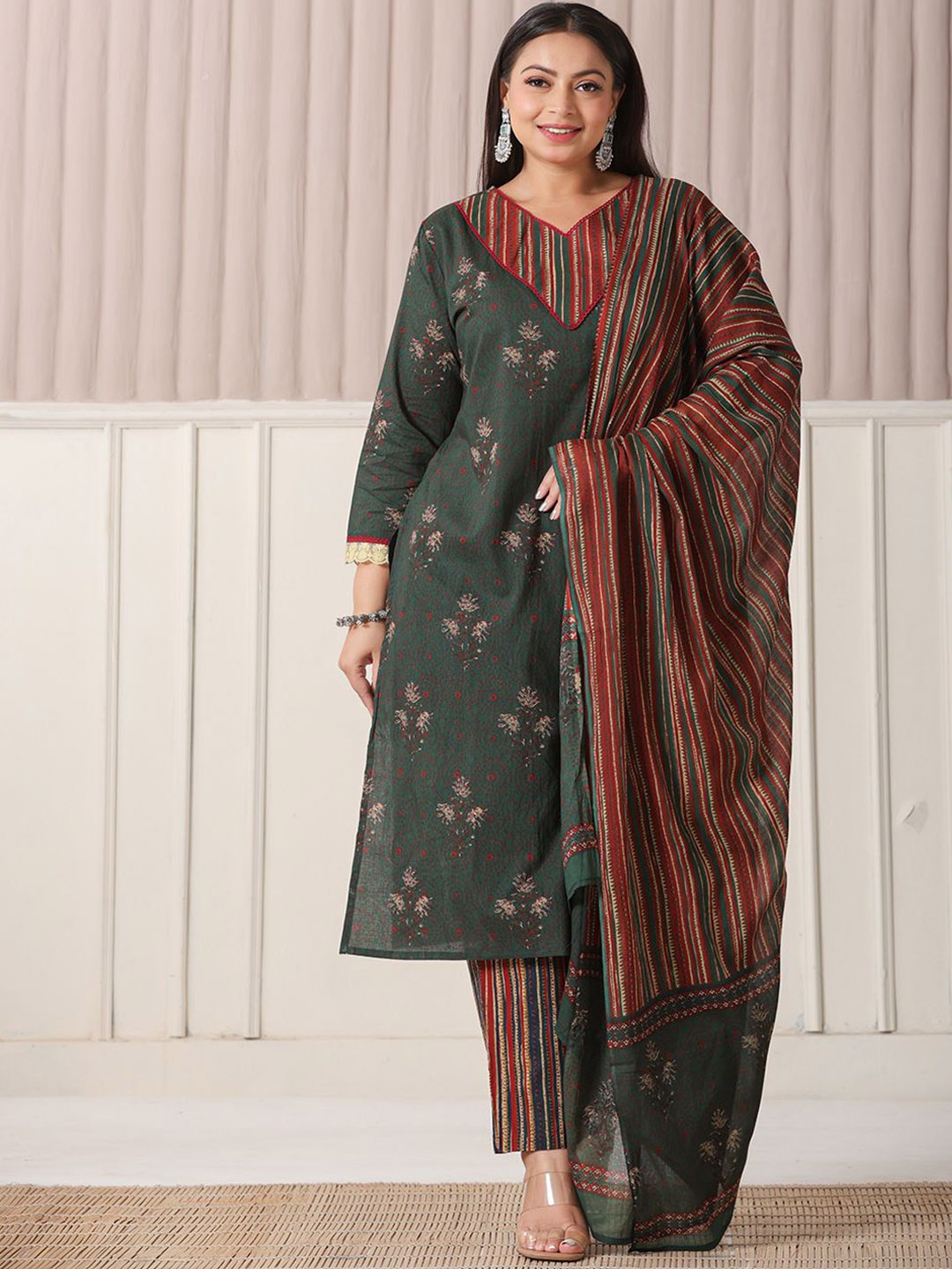 Yufta Plus Size Floral Printed V-Neck Pure Cotton Straight Kurta With Trousers And Dupatta, Green
Yufta Plus Size Floral Printed V-Neck Pure Cotton Straight Kurta With Trousers And Dupatta, Green