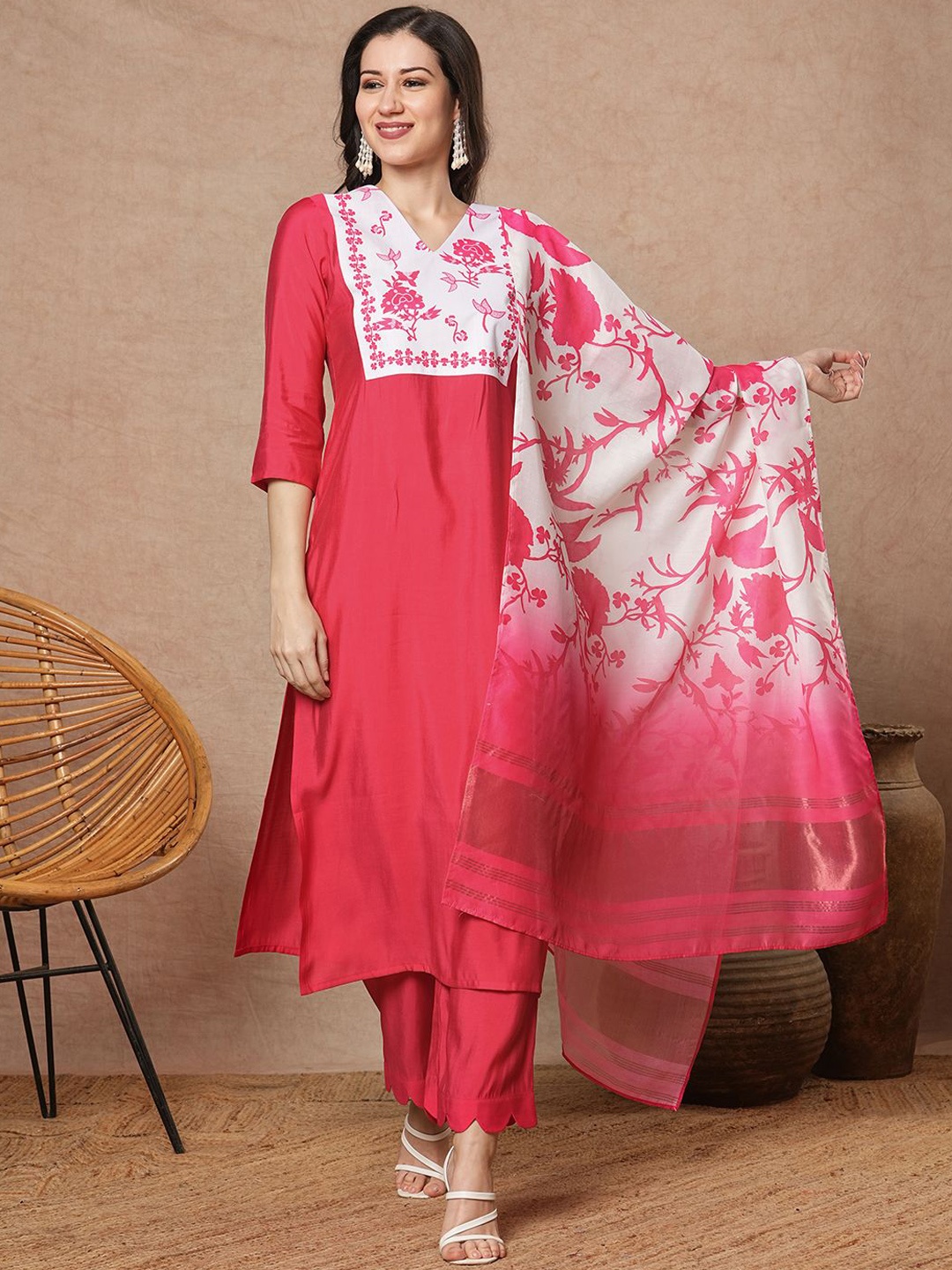 DIVASTRI Floral Printed V-Neck Straight Kurta With Palazzo And Dupatta, Pink
DIVASTRI Floral Printed V-Neck Straight Kurta With Palazzo And Dupatta, Pink