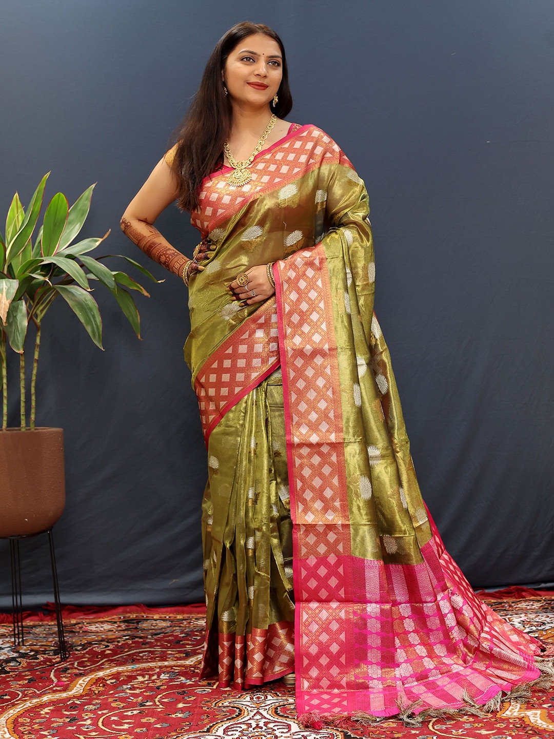 Kandora Women Floral Woven Design Zari Silk Banarasi Saree With Unstitched Blouse Piece, Green
Kandora Women Floral Woven Design Zari Silk Banarasi Saree With Unstitched Blouse Piece, Green