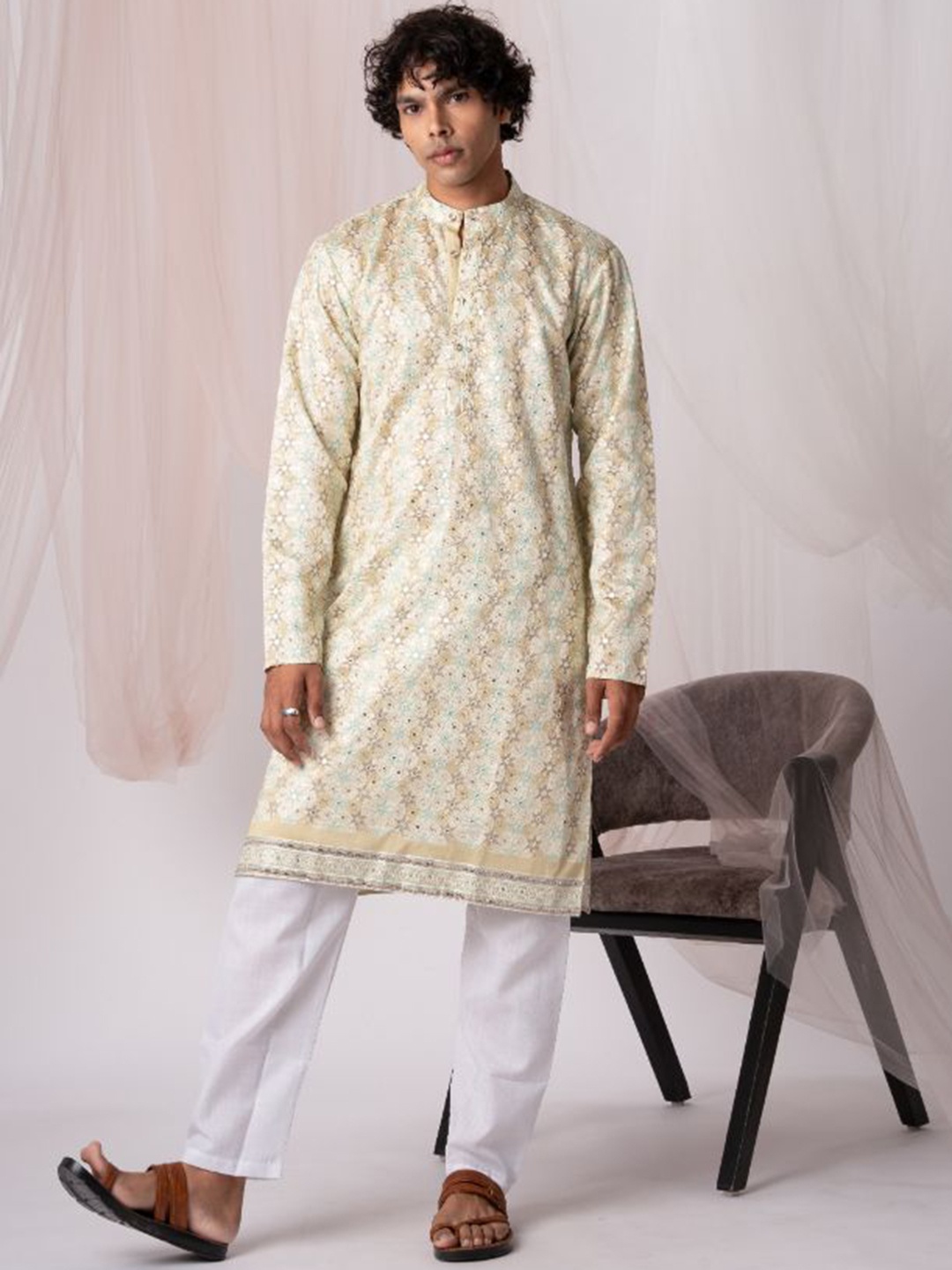 5 Stitch Geometric Embroidered Sequinned Band Collar Straight Kurta With Pyjamas, Cream
5 Stitch Geometric Embroidered Sequinned Band Collar Straight Kurta With Pyjamas, Cream