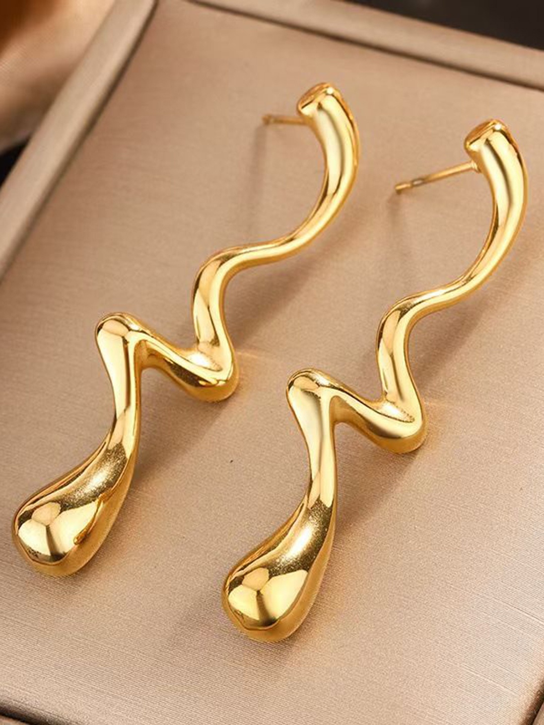 MEENAZ Stainless Steel Gold-Plated Contemporary Shaped Anti Tarnish Drop Earrings
MEENAZ Stainless Steel Gold-Plated Contemporary Shaped Anti Tarnish Drop Earrings