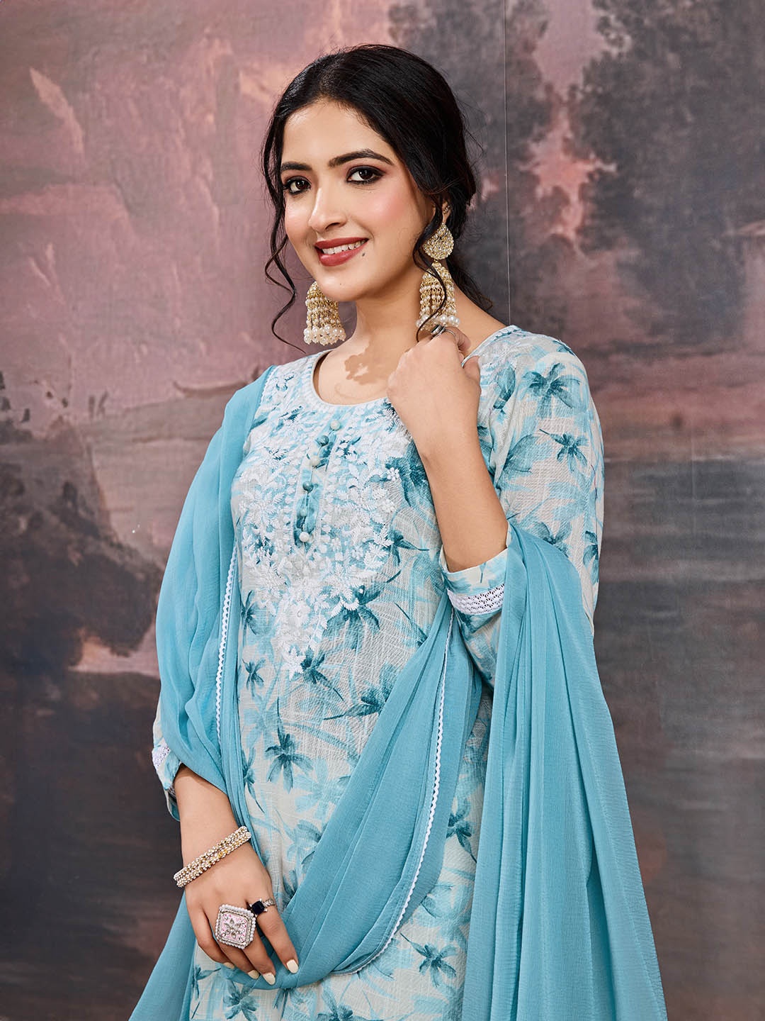 House of Pataudi Floral Printed Thread Work Linen Straight Kurta With Trousers & Dupatta, White
House of Pataudi Floral Printed Thread Work Linen Straight Kurta With Trousers & Dupatta, White