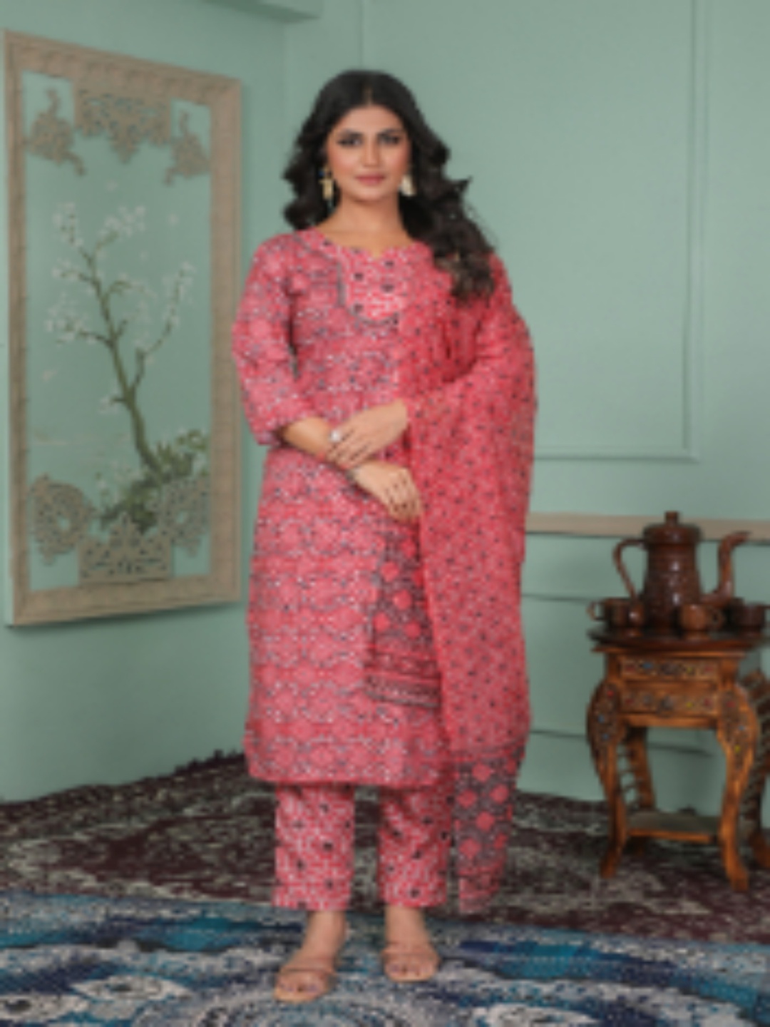 SANJANA SILK Floral Printed Rpond Neck Straight Kurta With Trousers & Dupatta, Peach
SANJANA SILK Floral Printed Rpond Neck Straight Kurta With Trousers & Dupatta, Peach