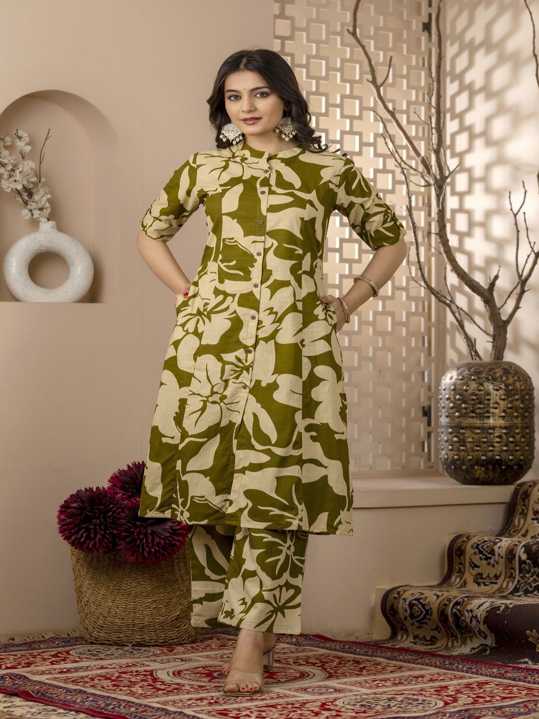ANNAYEMA APPARELS Floral Printed Panelled Pure Cotton A-Line Kurta with Trouser, Olive
ANNAYEMA APPARELS Floral Printed Panelled Pure Cotton A-Line Kurta with Trouser, Olive