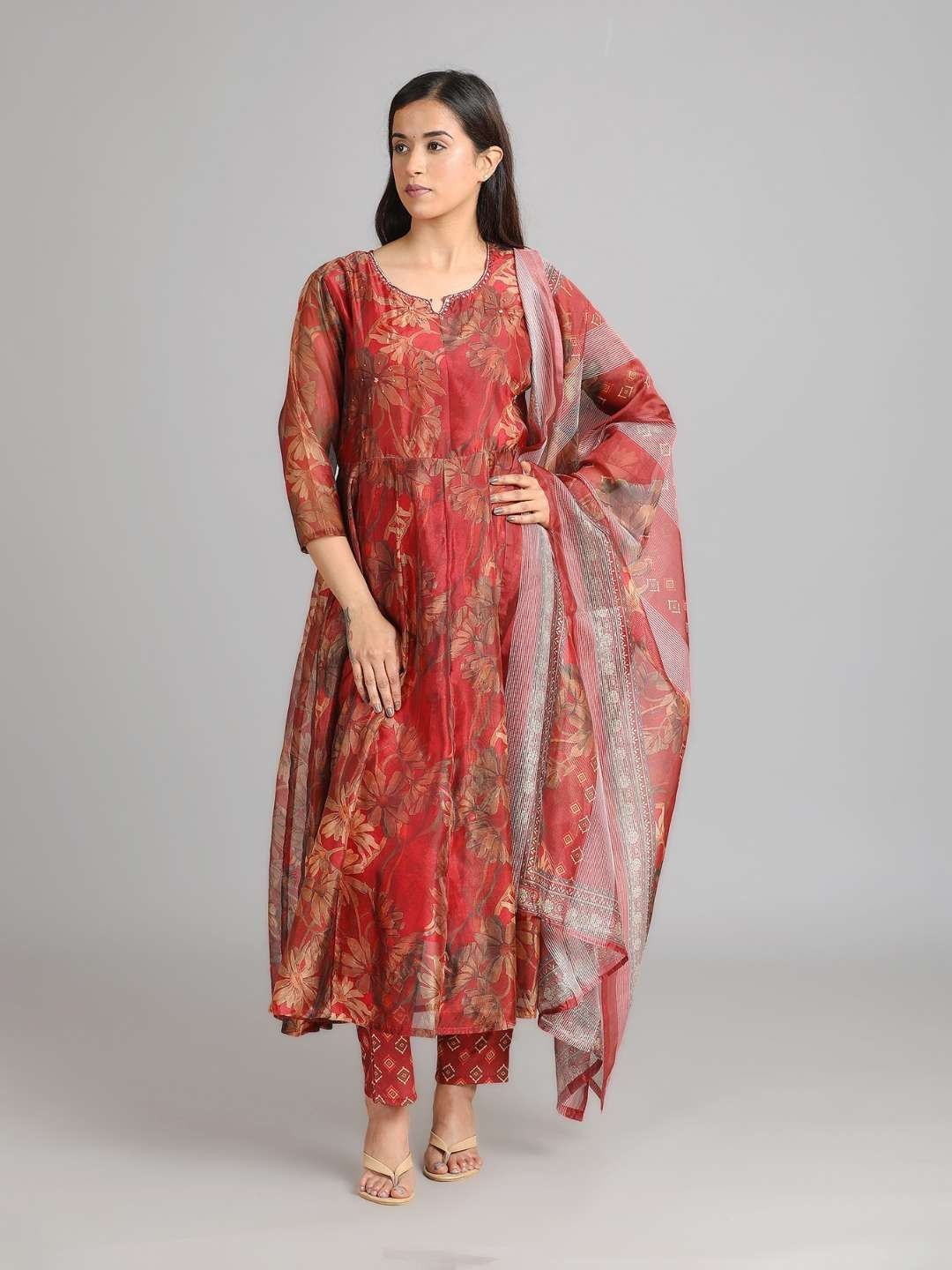 AAVARANA BY KARNIKA Floral Printed Pure Cotton Anarkali Kurta With Pyjamas & Dupatta, Red
AAVARANA BY KARNIKA Floral Printed Pure Cotton Anarkali Kurta With Pyjamas & Dupatta, Red