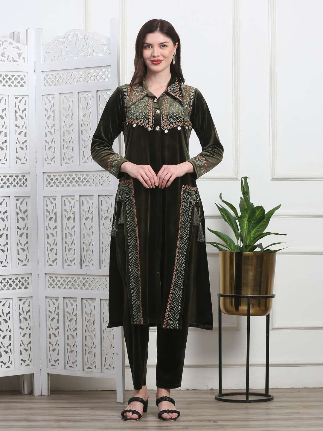 AAVARANA BY KARNIKA Floral Embroidered Velvet Straight Kurta With Pyjama & Dupatta, Green
AAVARANA BY KARNIKA Floral Embroidered Velvet Straight Kurta With Pyjama & Dupatta, Green