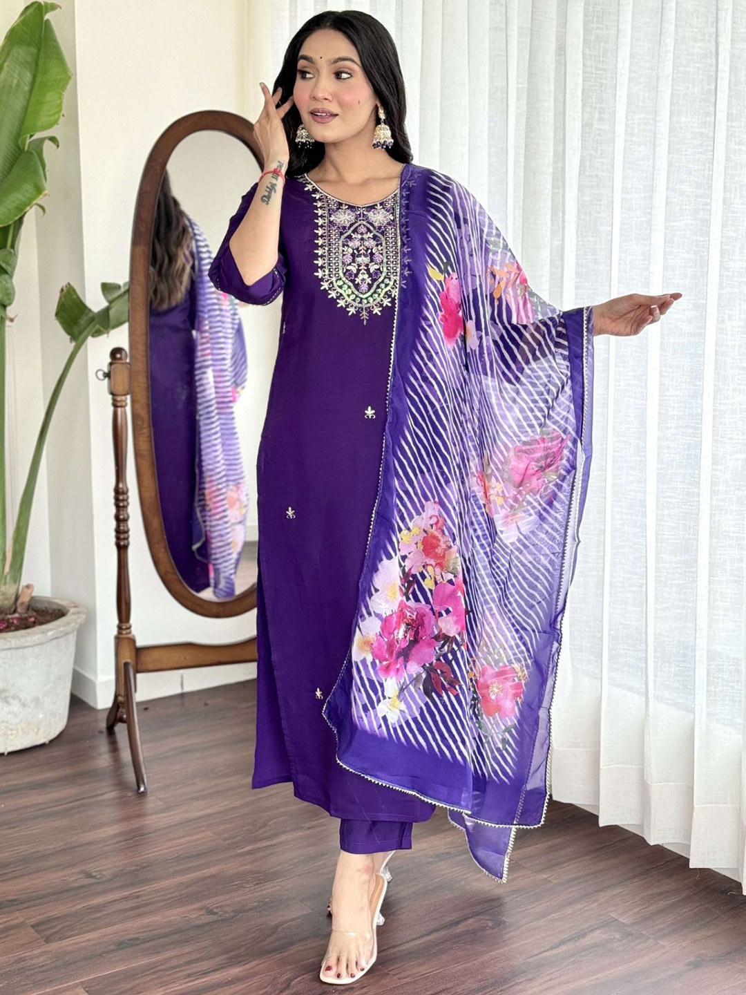 ODETTE Floral Embroidered Thread Work Straight Kurta with Trousers & Dupatta, Navy blue
ODETTE Floral Embroidered Thread Work Straight Kurta with Trousers & Dupatta, Navy blue