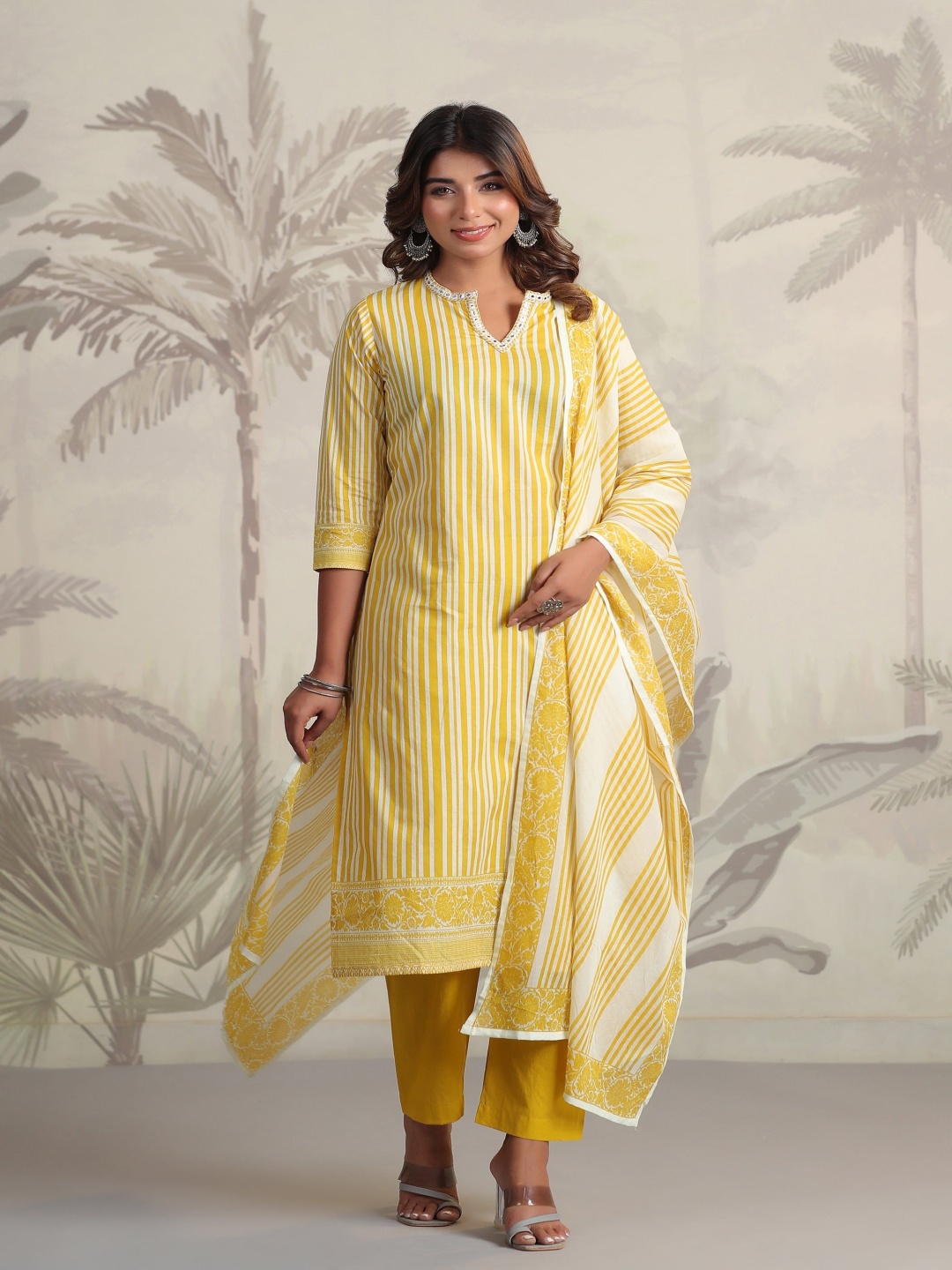 SINSINI Women Floral Printed Regular Pure Cotton Kurta with Trousers & With Dupatta, Yellow
SINSINI Women Floral Printed Regular Pure Cotton Kurta with Trousers & With Dupatta, Yellow