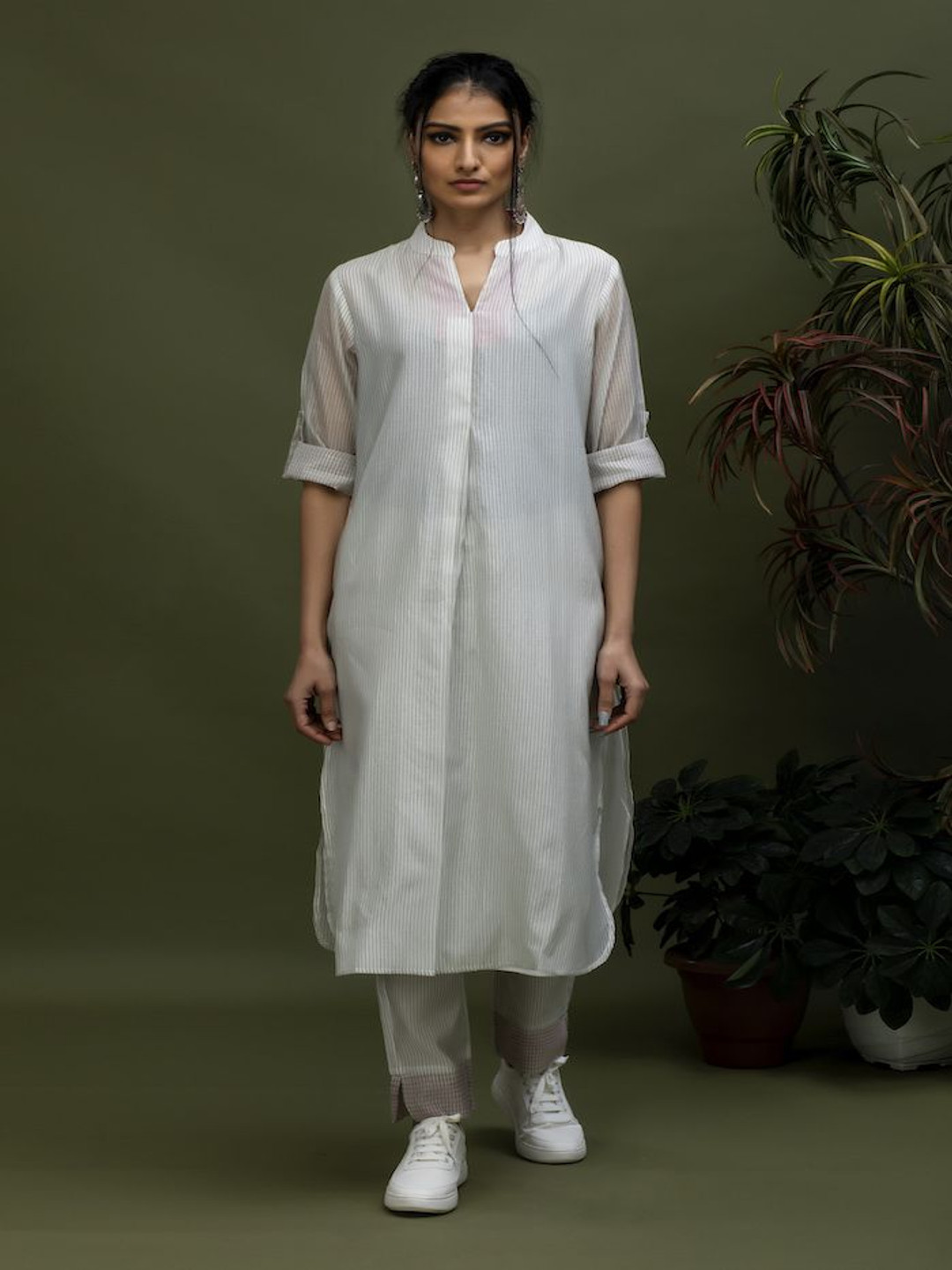 SMRITI GUPTA Striped Mandarin Collar Chanderi Cotton Straight Kurta, Off white
SMRITI GUPTA Striped Mandarin Collar Chanderi Cotton Straight Kurta, Off white
