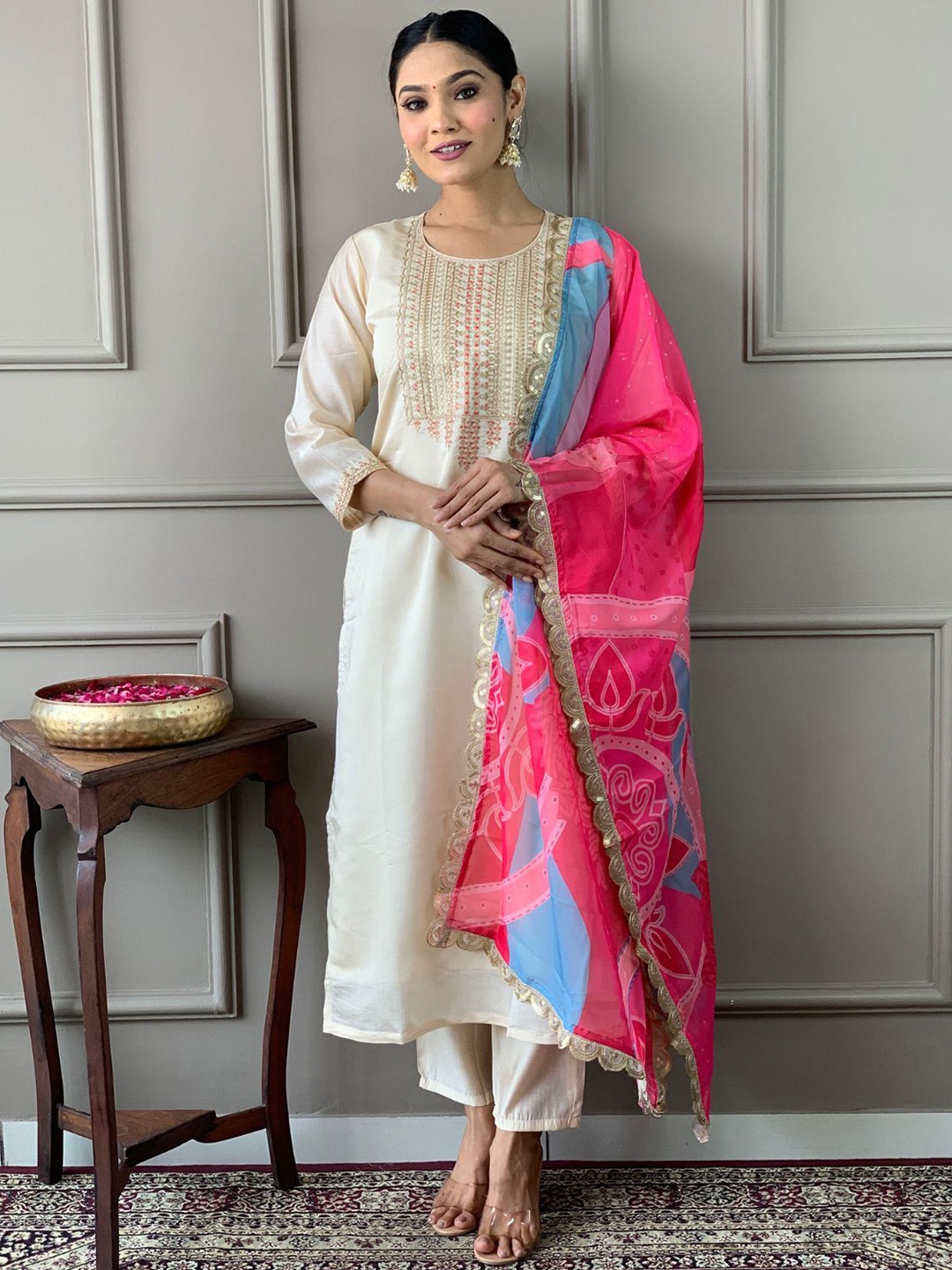 ODETTE Floral Embroidered Sequinned Straight Kurta with Trousers & Dupatta, Off white
ODETTE Floral Embroidered Sequinned Straight Kurta with Trousers & Dupatta, Off white
