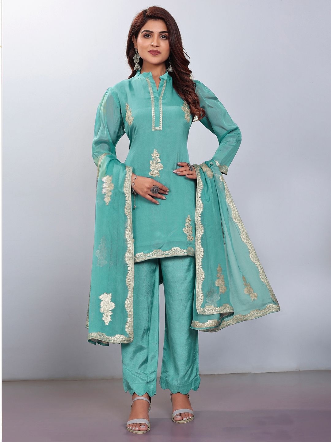 Krimmple Women Floral Embroidered Regular Kurti with Trousers & With Dupatta, Green
Krimmple Women Floral Embroidered Regular Kurti with Trousers & With Dupatta, Green