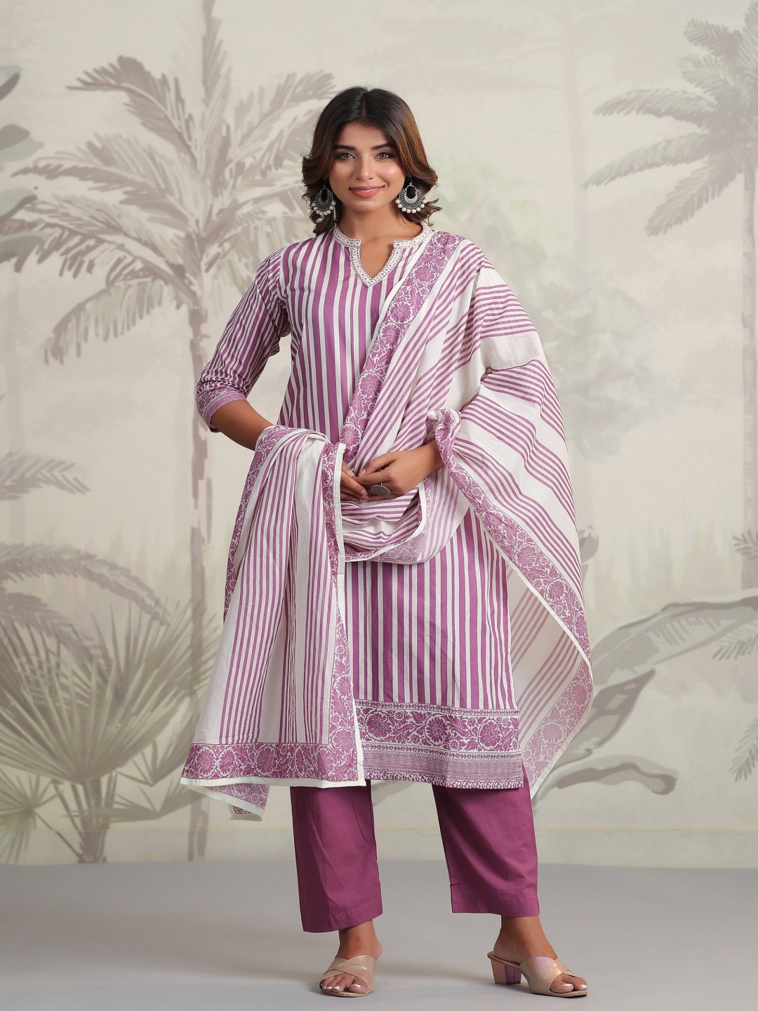 SINSINI Women Floral Printed Regular Pure Cotton Kurta with Trousers & With Dupatta, Purple
SINSINI Women Floral Printed Regular Pure Cotton Kurta with Trousers & With Dupatta, Purple