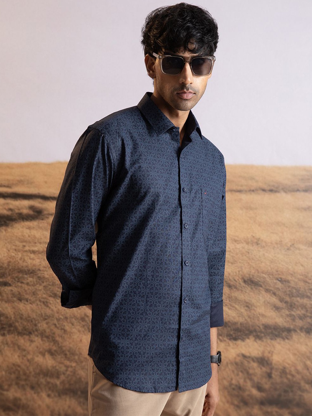 Sero Men Smart Fit Spread Collar Micro Ditsy Printed Cotton Casual Shirt, Navy blue
Sero Men Smart Fit Spread Collar Micro Ditsy Printed Cotton Casual Shirt, Navy blue