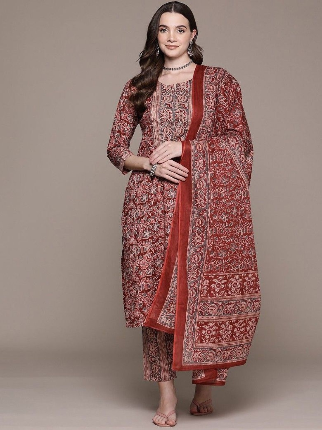 Modestouze Attires Women Floral Printed Regular Beads and Stones Kurta with Trousers & With Dupatta, Maroon
Modestouze Attires Women Floral Printed Regular Beads and Stones Kurta with Trousers & With Dupatta, Maroon