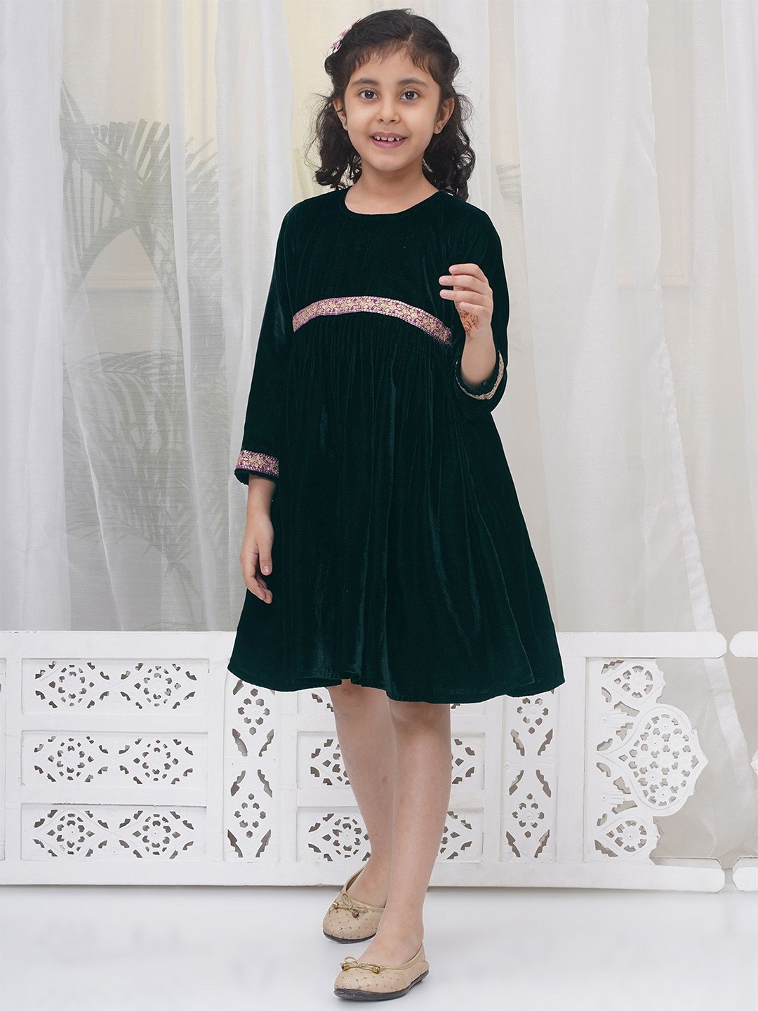 Little Bansi Girls Velvet Three Fourth Sleeves Christmas Winter Frock with Modern work, Green
Little Bansi Girls Velvet Three Fourth Sleeves Christmas Winter Frock with Modern work, Green