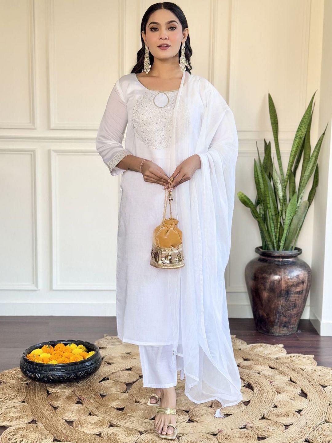 ASCIIBLUES Women Floral Embroidered Regular Kurta with Trousers & With Dupatta, White
ASCIIBLUES Women Floral Embroidered Regular Kurta with Trousers & With Dupatta, White