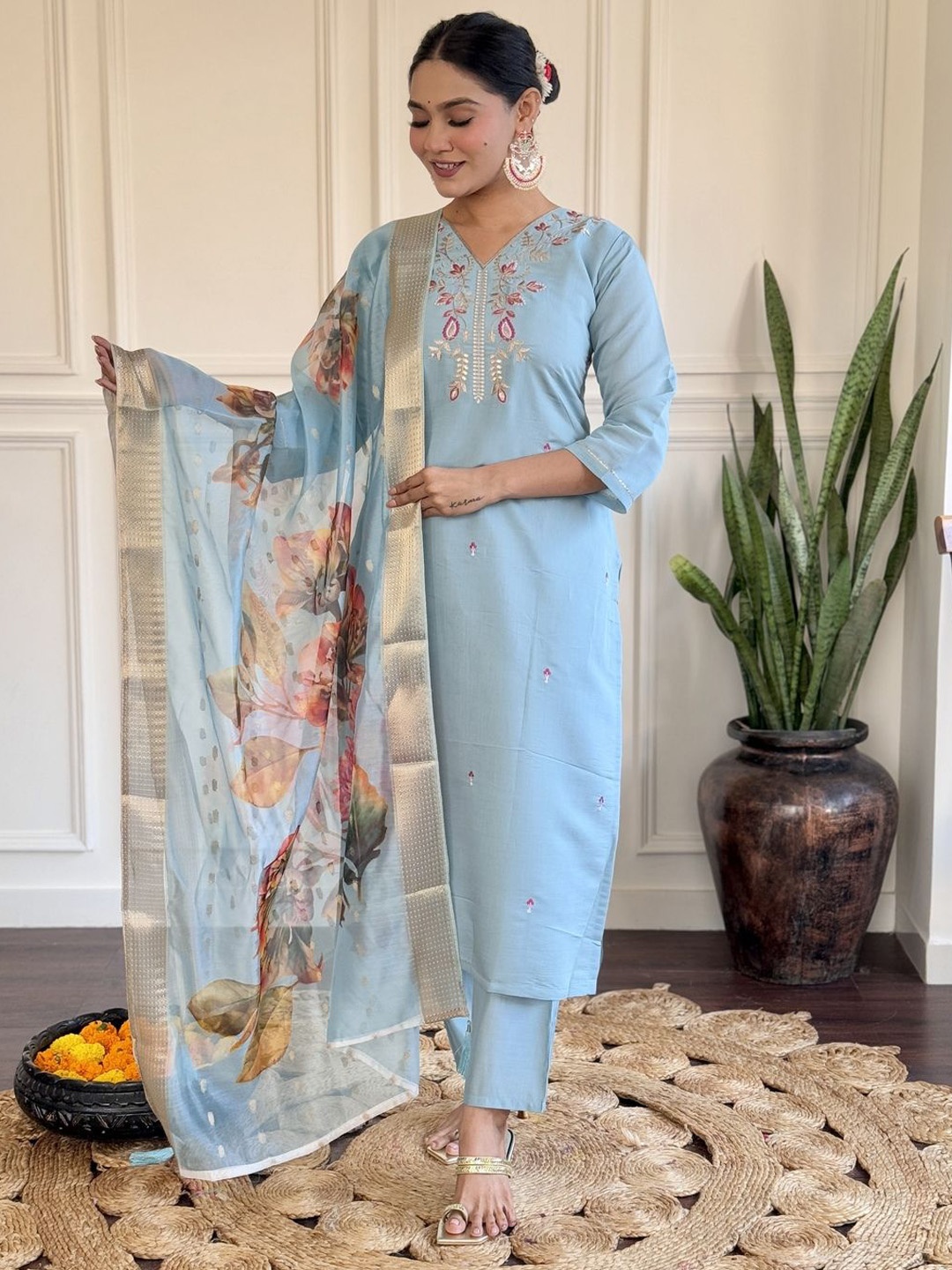 ASCIIBLUES Women Floral Embroidered Regular Thread Work Kurta with Trousers & With Dupatta, Turquoise blue
ASCIIBLUES Women Floral Embroidered Regular Thread Work Kurta with Trousers & With Dupatta, Turquoise blue