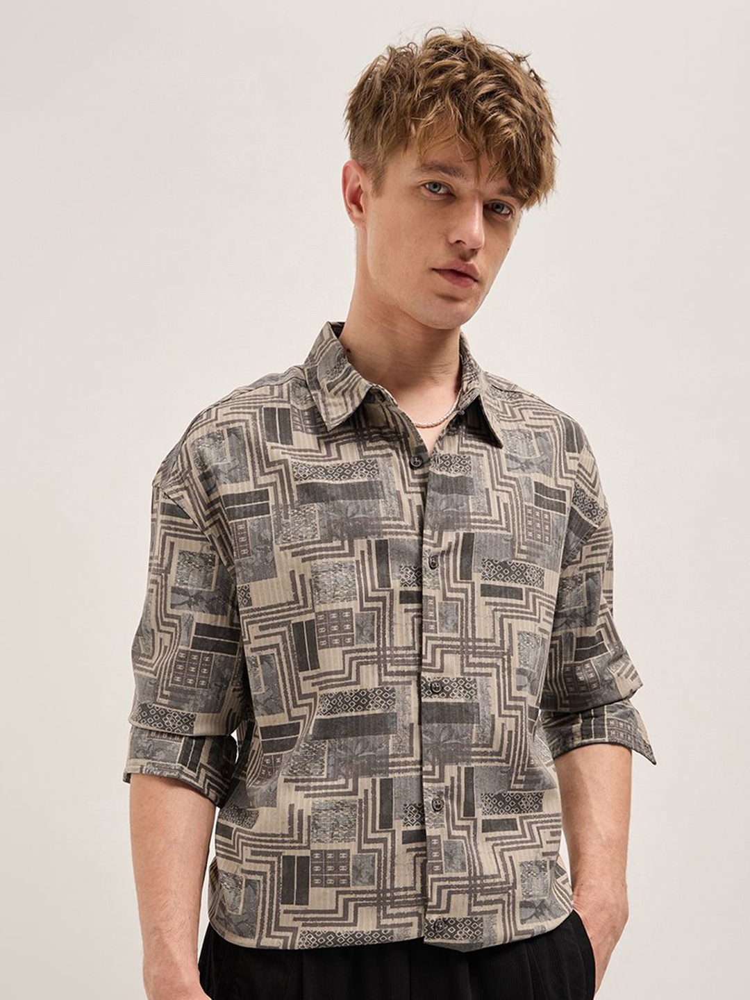 THE BEAR HOUSE Men Oversized Fit Spread Collar Geometric Printed Casual Shirt, Beige
THE BEAR HOUSE Men Oversized Fit Spread Collar Geometric Printed Casual Shirt, Beige