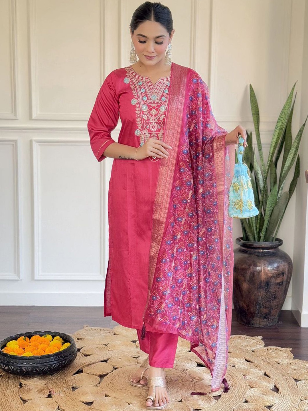 ASCIIBLUES Women Floral Embroidered Regular Thread Work Kurta with Trousers & With Dupatta, Pink
ASCIIBLUES Women Floral Embroidered Regular Thread Work Kurta with Trousers & With Dupatta, Pink