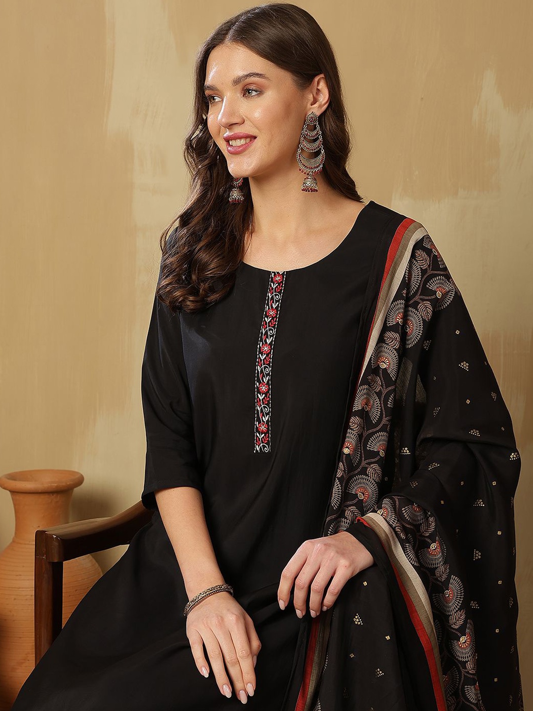 Anouk Women Floral Yoke Design Regular Thread Work Pure Silk Kurta with Trousers & With Dupatta, Black
Anouk Women Floral Yoke Design Regular Thread Work Pure Silk Kurta with Trousers & With Dupatta, Black