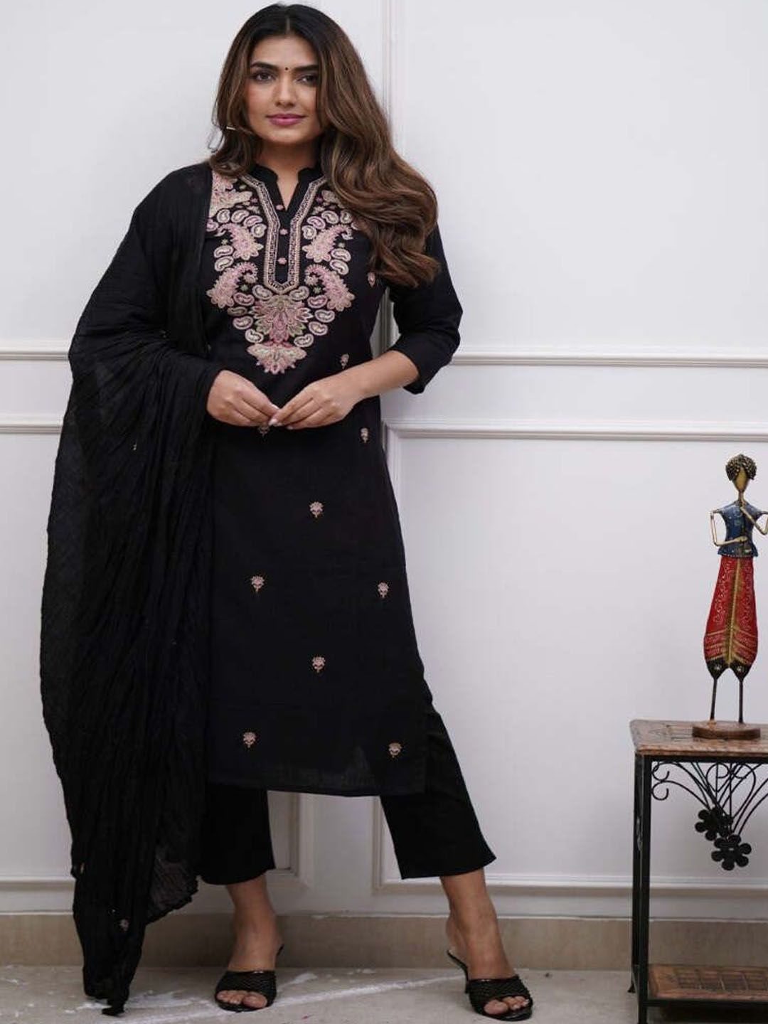 ASCIIBLUES Women Floral Embroidered Regular Kurta with Trousers & With Dupatta, Black
ASCIIBLUES Women Floral Embroidered Regular Kurta with Trousers & With Dupatta, Black