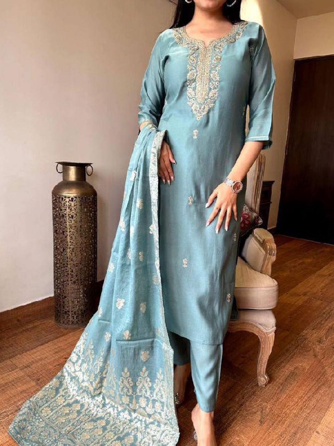 BLACK SCISSOR Floral Embroidered Chanderi Silk Straight Kurta With Trousers & Dupatta, Grey
BLACK SCISSOR Floral Embroidered Chanderi Silk Straight Kurta With Trousers & Dupatta, Grey