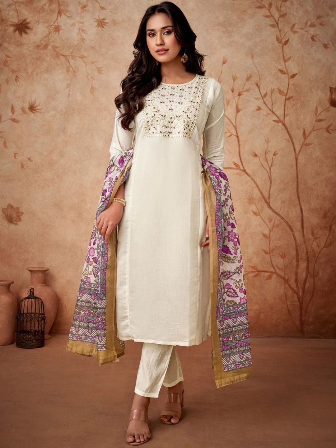 ASCIIBLUES Women Floral Embroidered Regular Thread Work Kurta with Trousers & With Dupatta, Cream
ASCIIBLUES Women Floral Embroidered Regular Thread Work Kurta with Trousers & With Dupatta, Cream