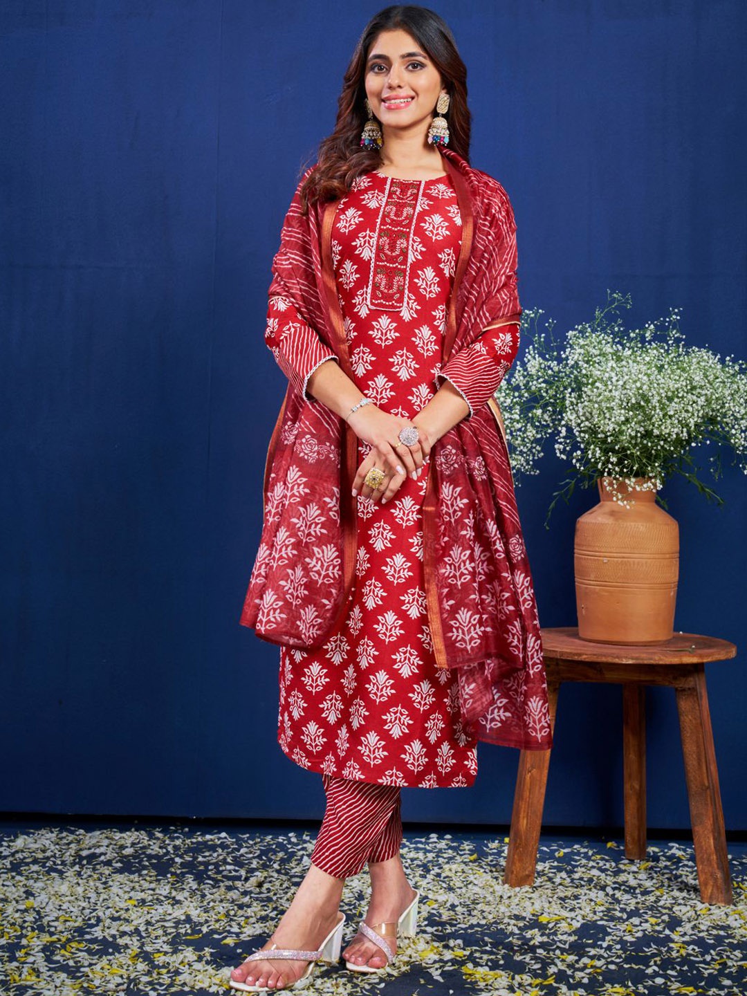 ARADHNA Floral Printed Round Neck Sequinned Straight Kurta With Trousers & Dupatta, Maroon
ARADHNA Floral Printed Round Neck Sequinned Straight Kurta With Trousers & Dupatta, Maroon